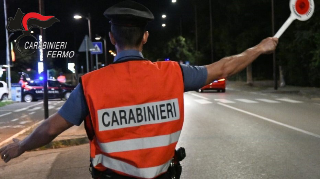 Tenta la fuga per possesso di cocaina durante un controllo e colpisce un carabiniere